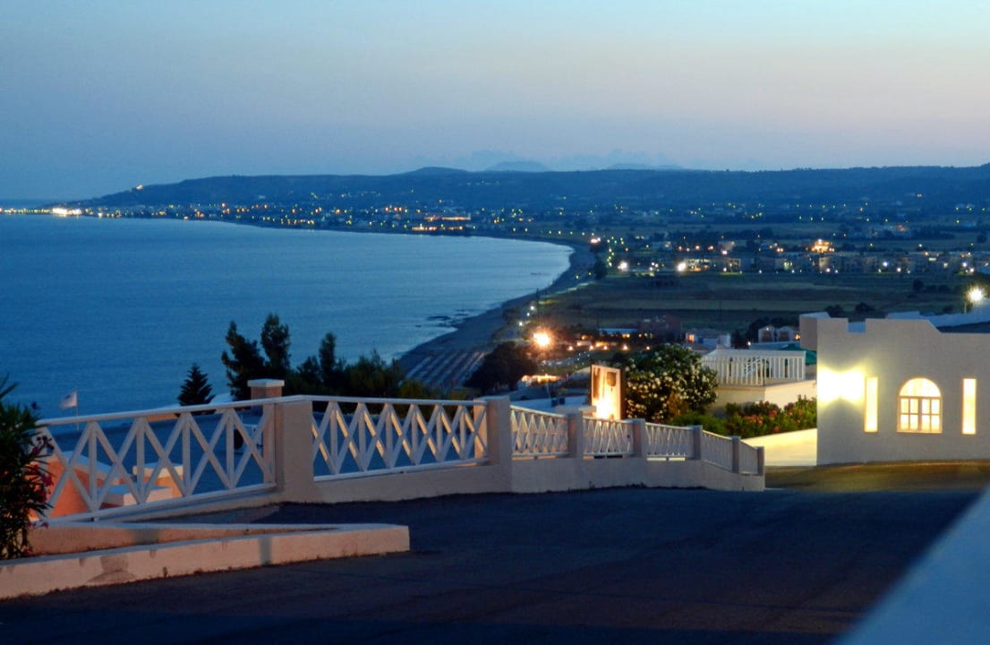 Cestou do restaurace Canvas by Mitsis Family Village