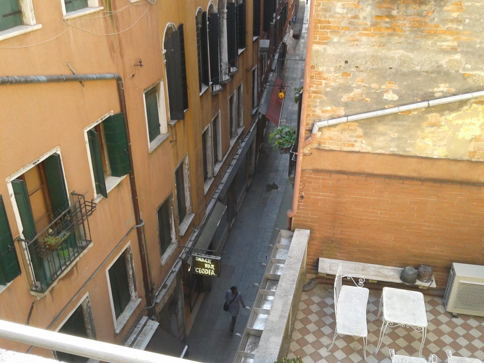 Ausblick vom Balkon auf die Straße Hotel Antigo Trovatore