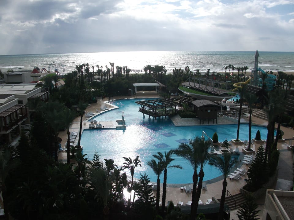 Ausblick zum Pool vom Zimmer 52 - 4.Stock Hotel Delphin Diva