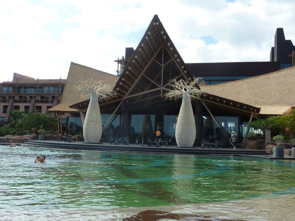Wenig Betrieb im Pool Lopesan Baobab Resort