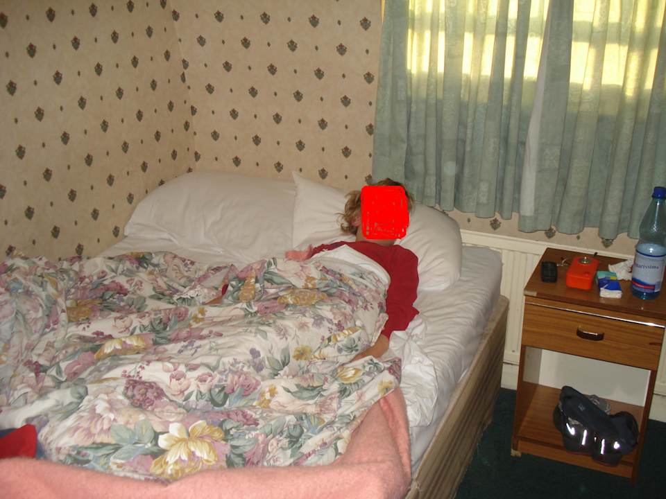 Das war unser DOPPELBETT !!! F r e c h h e i t !!! The Belgrove Hotel