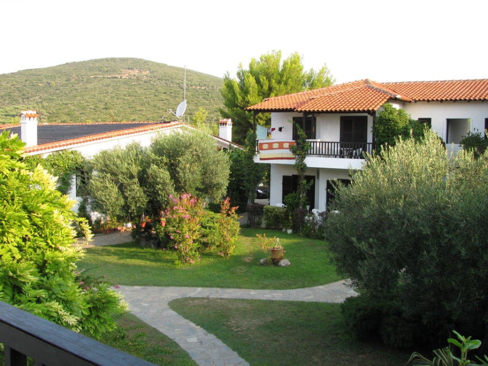 Aussicht von Bungalow D auf den Innenhof Philoxenia Hotel