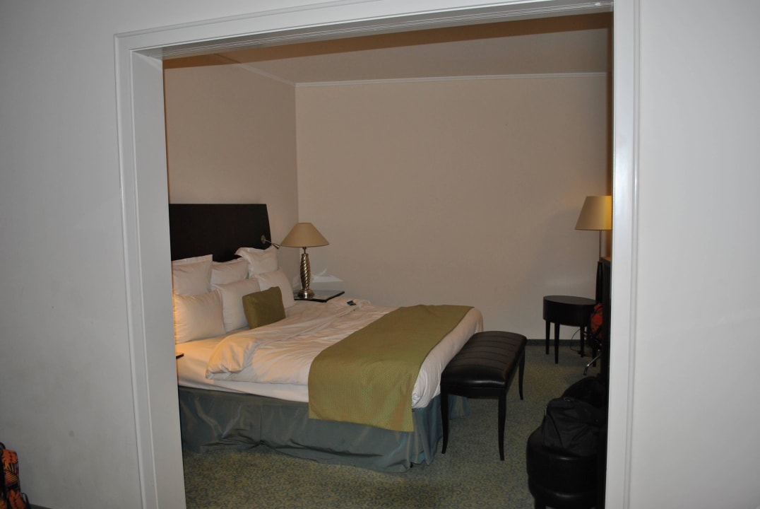 Schlafbereich Juniorsuite Lindner Hotel Cologne City Plaza, part of JdV by Hyatt