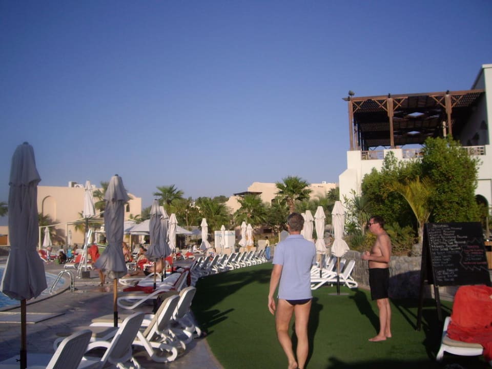 Pool The Cove Rotana Resort