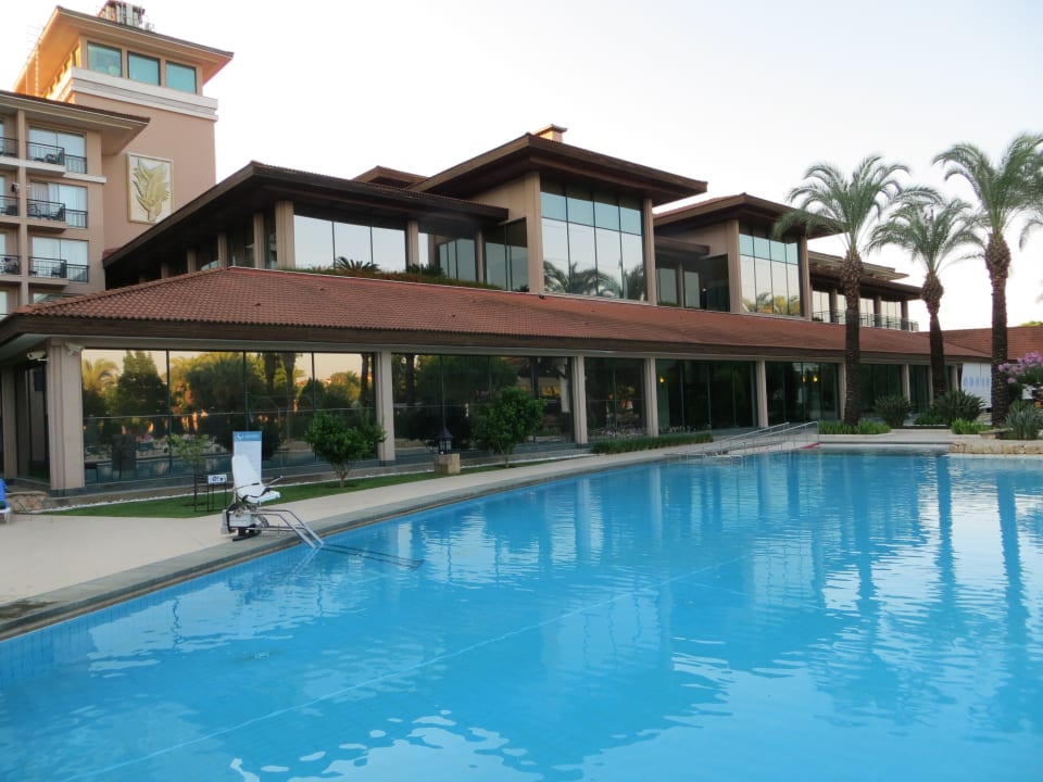 Hauptgebäude vom Pool aus IC Hotels Green Palace