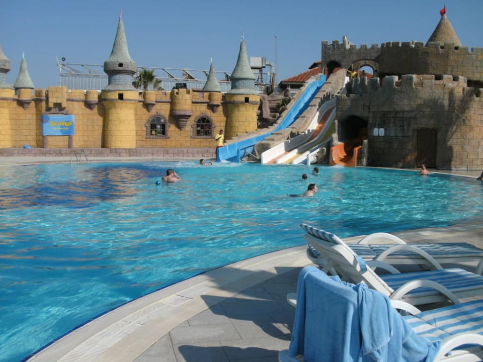 Mutter und Kind beim Rutschen TUI BLUE Palm Garden