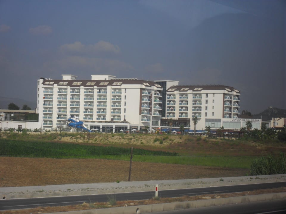 Blick von der Straße auf das Hotel Cenger Beach Resort & Spa