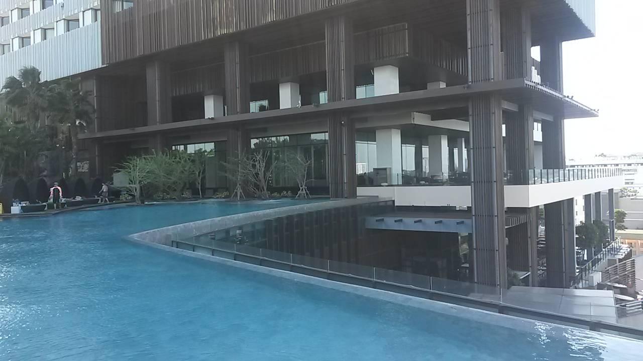 Blick Richtung Lobby und Restaurant Hilton Pattaya