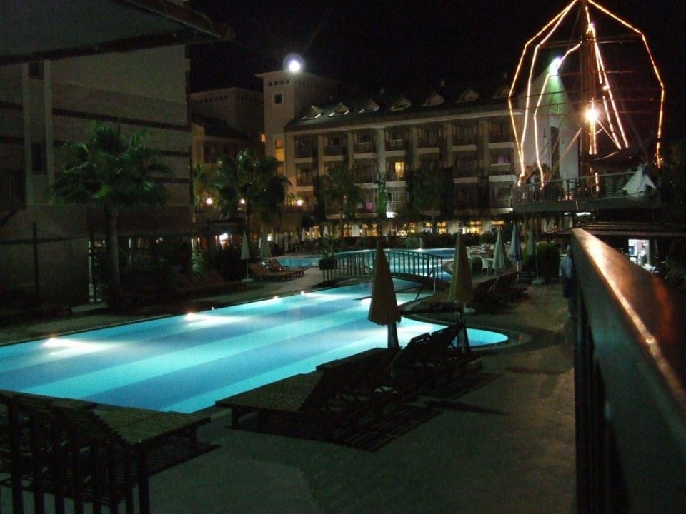 Hauptpool bei Nacht Can Garden Resort