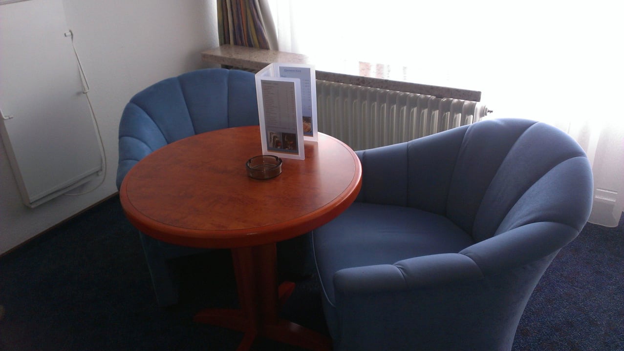 Sitzecke mit Getränkekarte Apartment-Hotel Hamburg Mitte