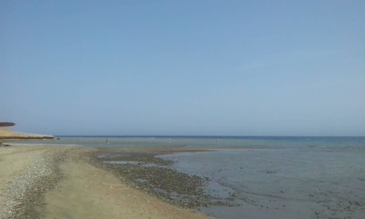 Einige Strandabschnitte sind steinige Three Corners Equinox Beach Resort