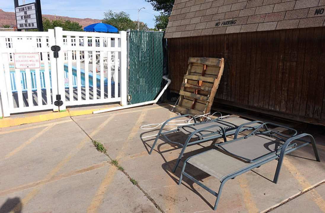 Liegen vor dem Pool Hotel Days Inn Moab