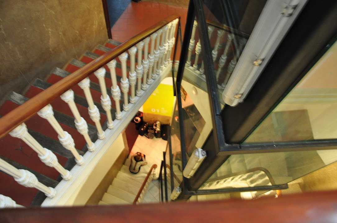 Treppenhaus mit Lift Raval Rooms