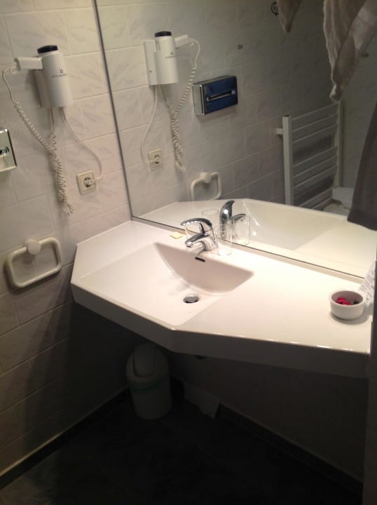 Blick in das Bad (Waschbecken) Hotel Adagio