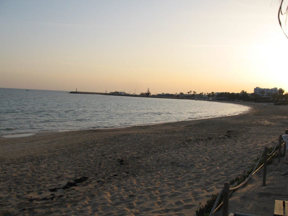 Abendstimmung Strand beim Hotel Ebbe, im Hintergrund Hotel Grecian Bay