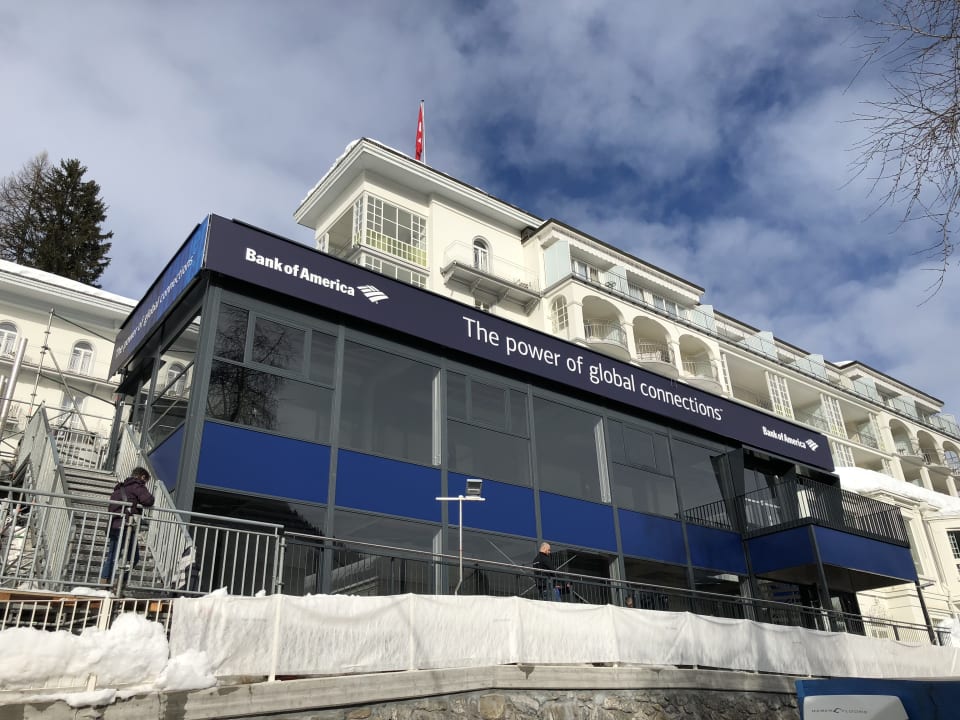 Temporäre Bankfiliale am Hotel während WEF Steigenberger Icon Grandhotel Belvédère