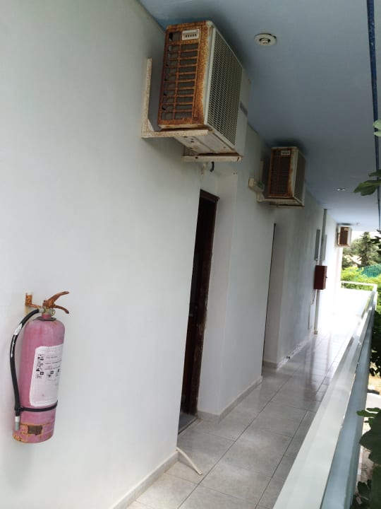 Rostige Klimaanlage und alter Feuerlöscher. Nest Apartments