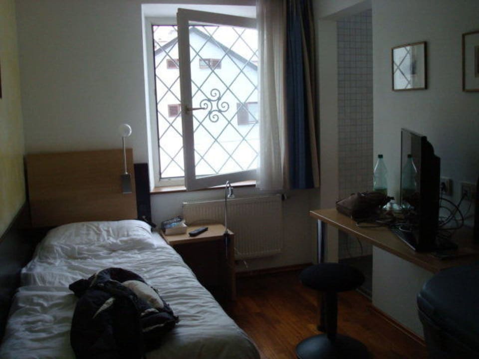 The bed Binders Budget City-Mountain Hotel