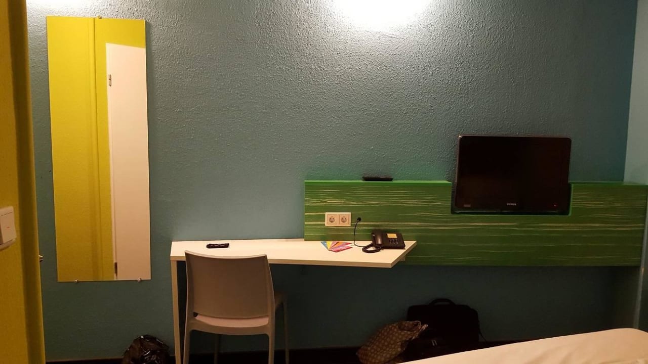 Schreibtisch ibis Styles Hotel Düsseldorf-Neuss