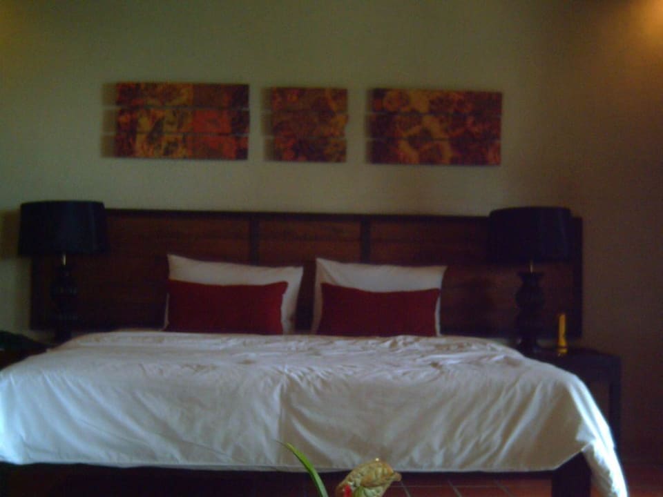 Ein bisschen dunkel aber das ist unser Bett Moracea by Khao Lak Resort