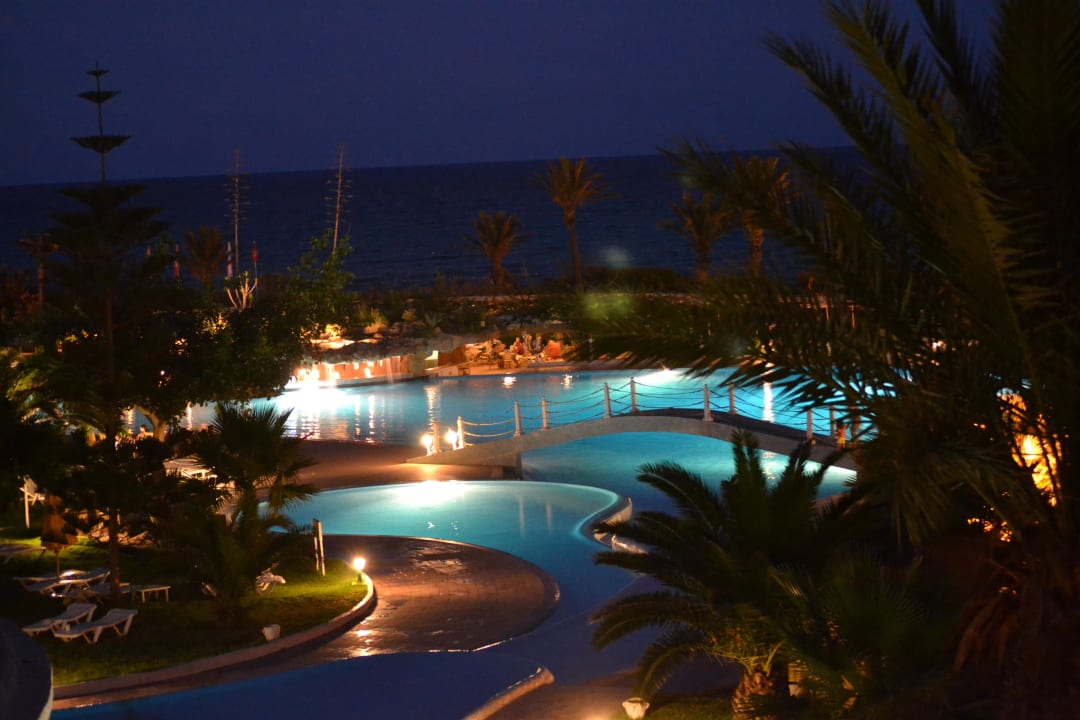 Abends schön beleuchtet Mahdia Beach & Aquapark