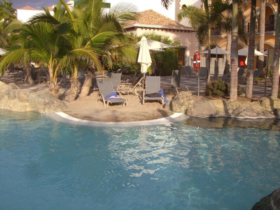 Liegen am Strand im Hotel Lopesan Villa del Conde Resort & Thalasso