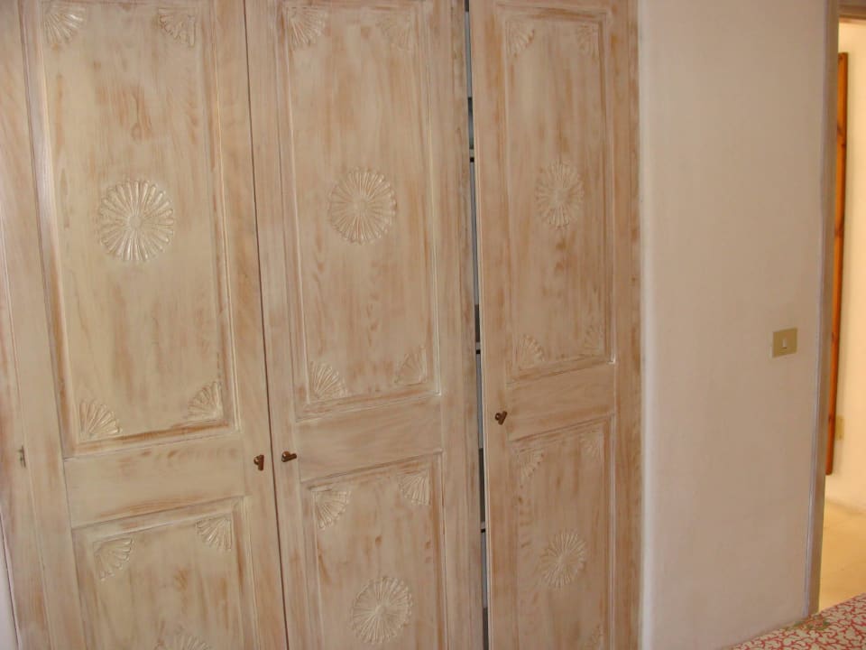 Geräumiger Kleiderschrank Juniorsuite Hotel Grand Relais dei Nuraghi