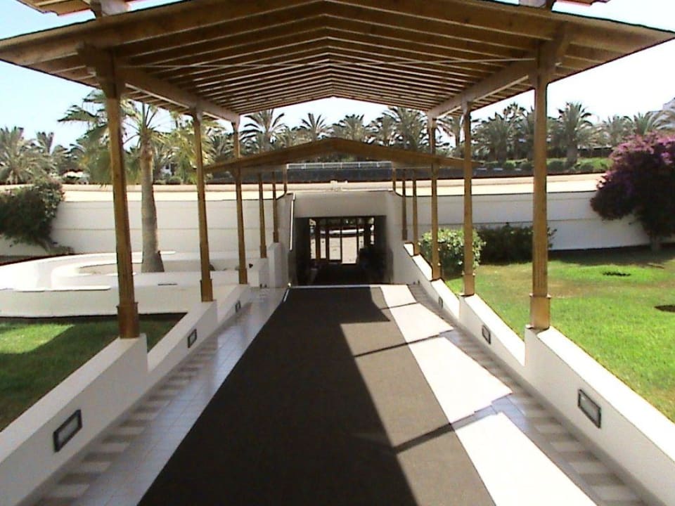 Weg zum Poolbereich und Speisesaal Relaxia Olivina