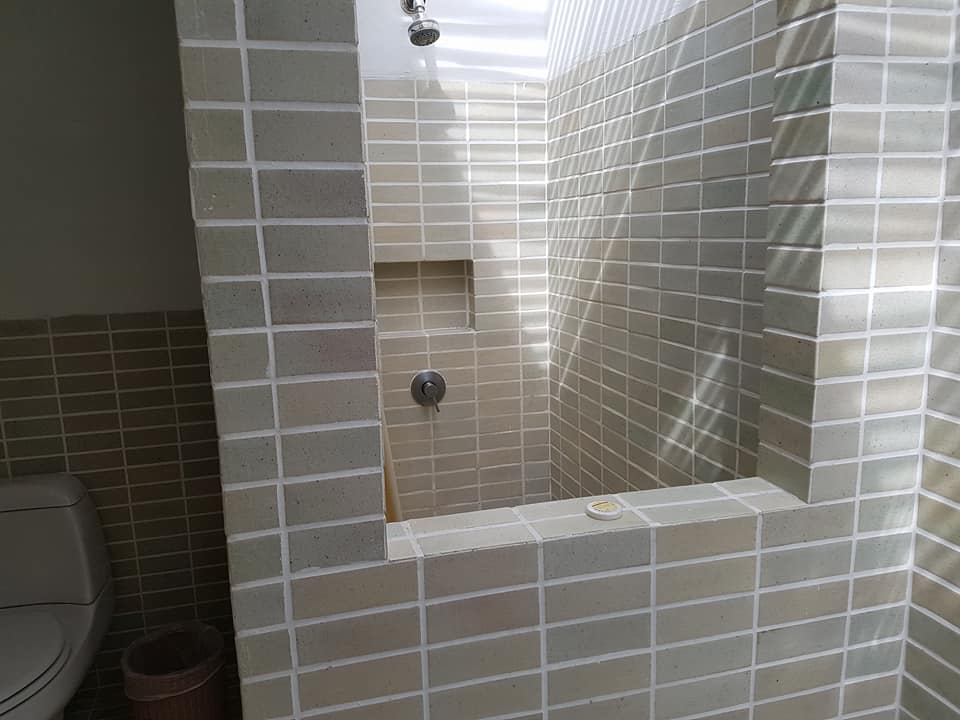 Cabana Nr. 813 - Dusche aus der Badewanne heraus fotografier Iyara Beach Hotel