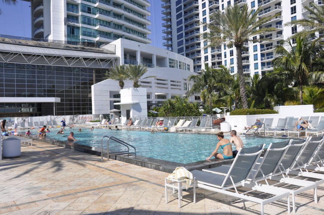 Oberer Bereich der Poolanlage (beheizt) Diplomat Resort & Spa Hollywood, Curio Collection by Hilton