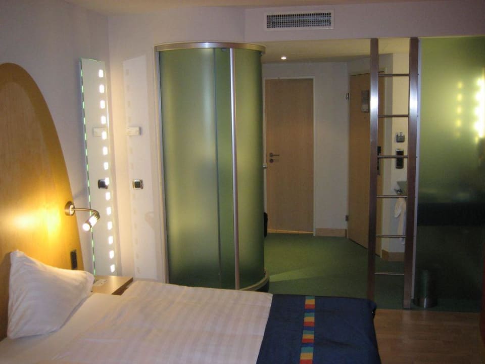 Duschkabine beim Eingang Radisson Hotel Zurich Airport