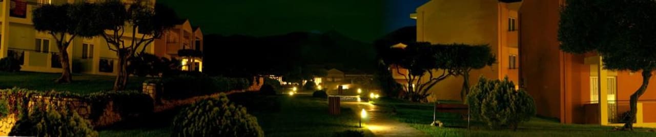 Kompleks hotelowy nocą Hotel Mareblue Beach