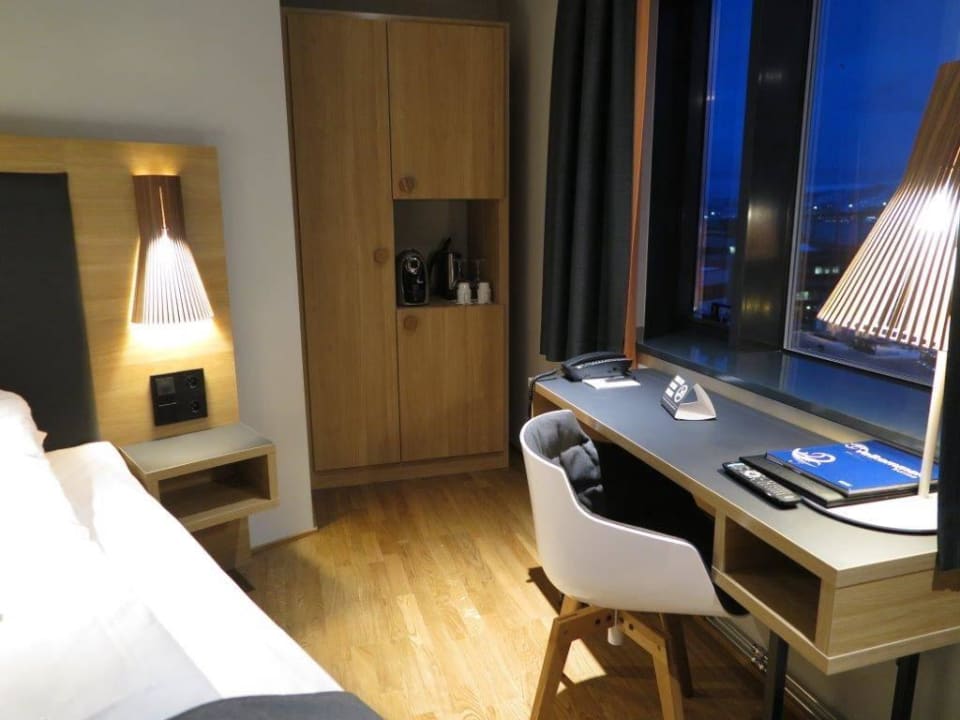 Minisuite 808, Schreibtisch, Schrank Hotel Clarion The Edge