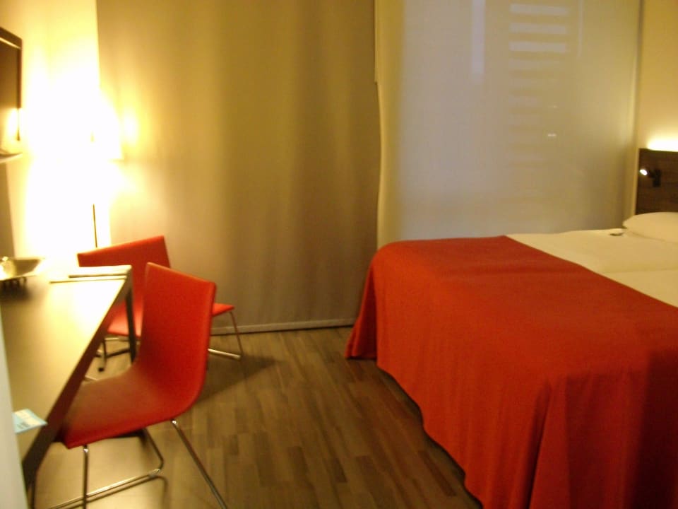 Zimmer 402 - Bett und Schreibtisch INNSiDE by Meliá Berlin Mitte