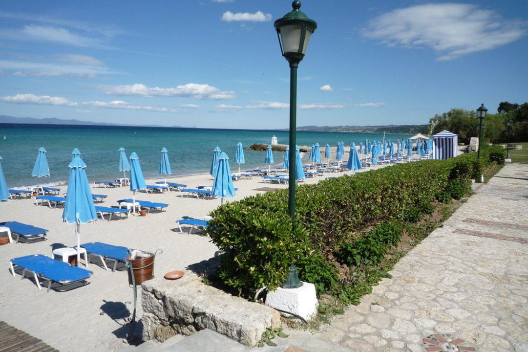 Ausschnitt vom langen Sand / Kieselstrand Aegean Melathron Thalasso Spa Hotel