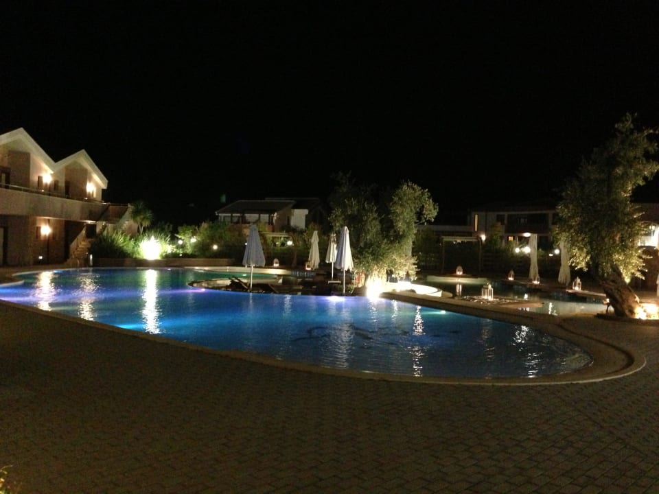 Hotel-Innenhof bei Nacht mit Poolanlage Alexandra Golden Boutique - Adults only