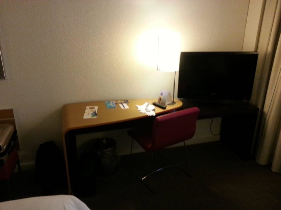 Kleiner Schreibtisch, zum Arbeiten zu wenig Novotel Milano Nord Cà Granda