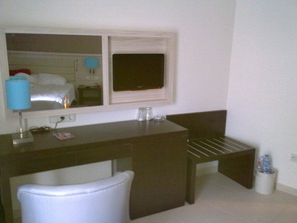 TV, Minibar, Sitzecke und Kosmetiktisch  Papillon Belvil