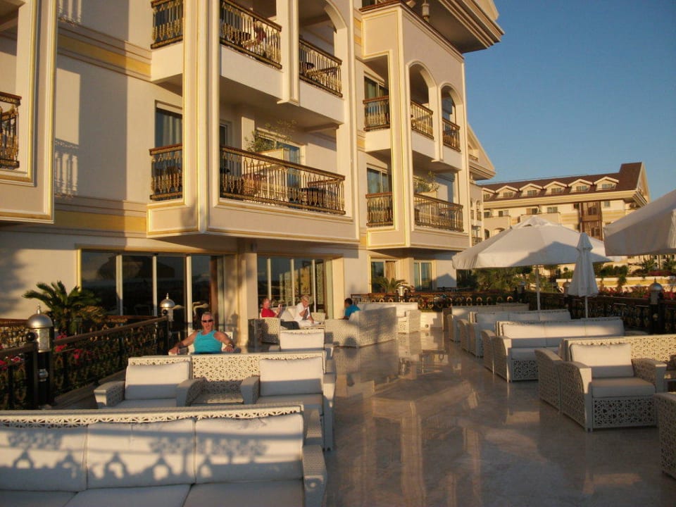 Die Bar mit den weißen Möbeln Diamond Excellence Resort & Spa