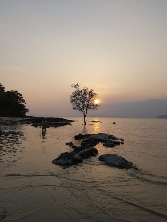 Am Strand entlang Dusit Thani Krabi Beach Resort