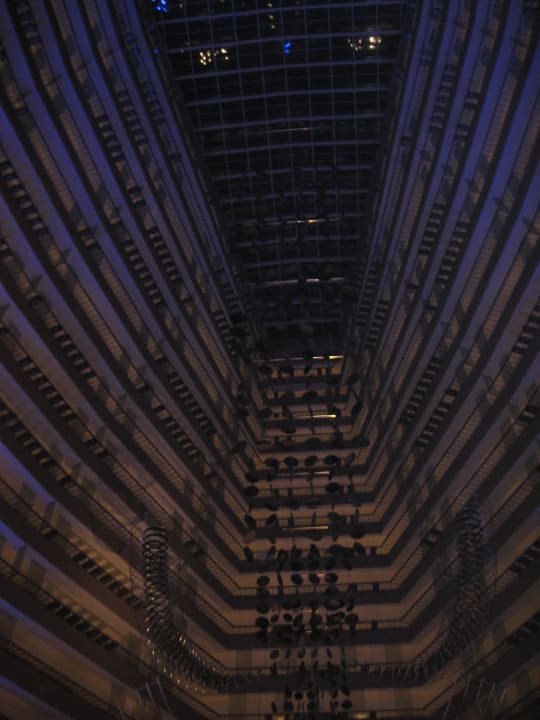 Blick ins Atrium Parkroyal Collection Marina Bay