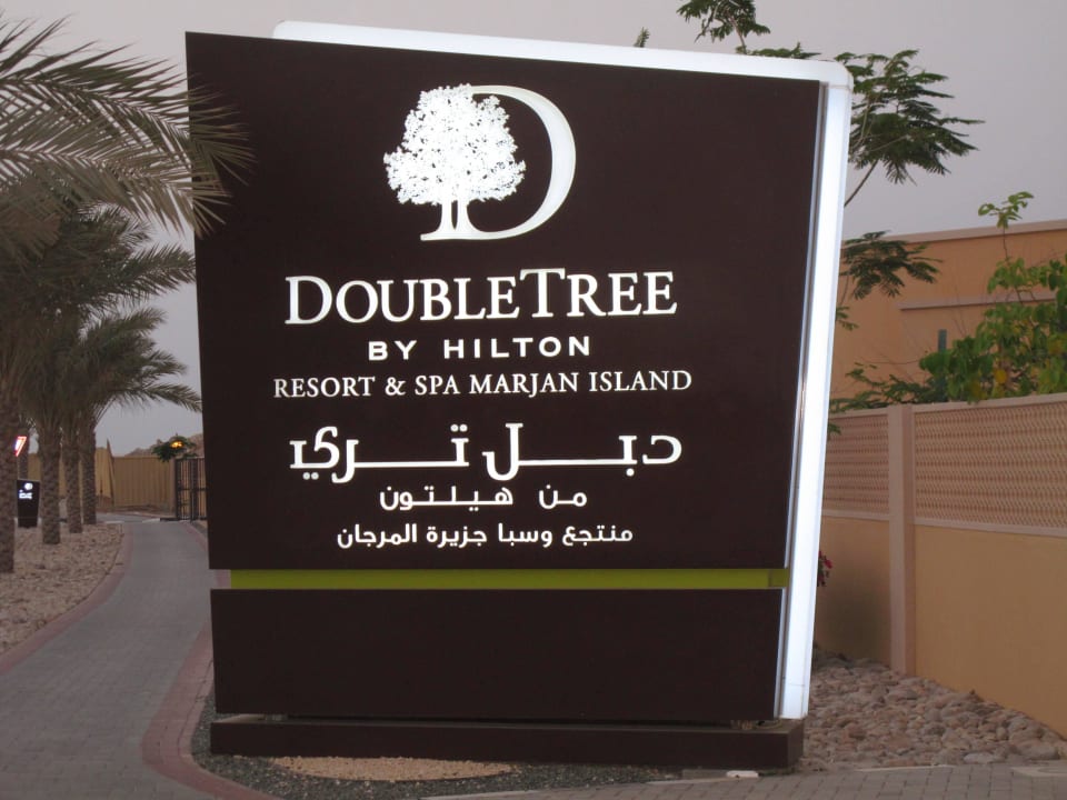 Hinweisschild vor dem Hotel DoubleTree by Hilton Resort & Spa Marjan Island