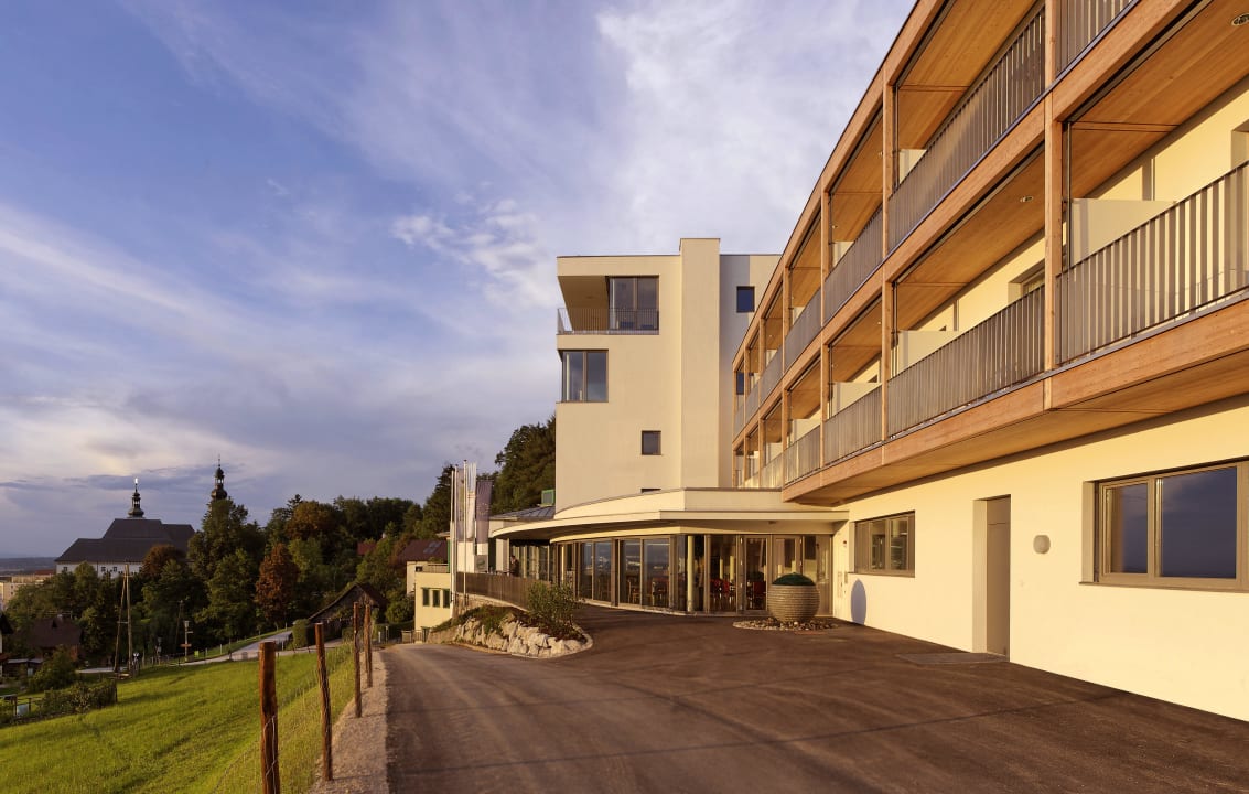 Außenansicht mit Stift Schlierbach im Hintergrund SPES Hotel & Seminare