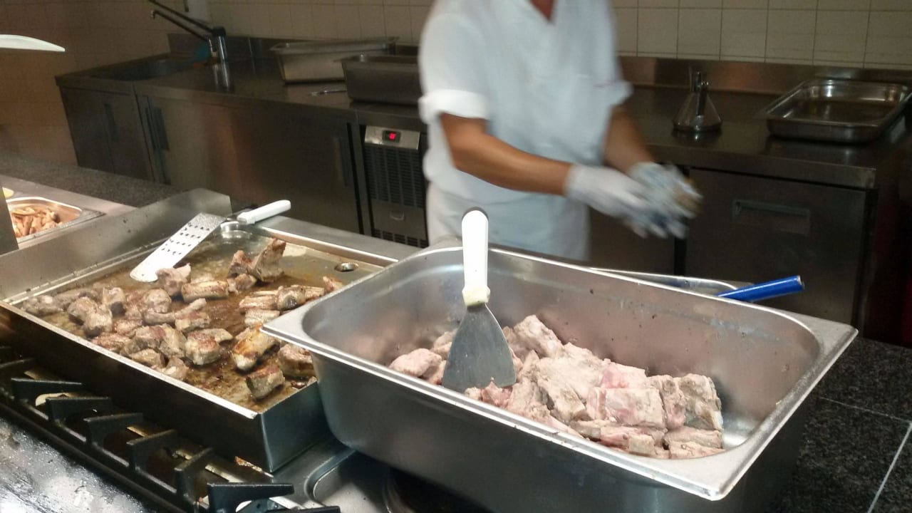 Grill / Wanne mit rohem Fleisch vor der Nase Sol Luna Bay