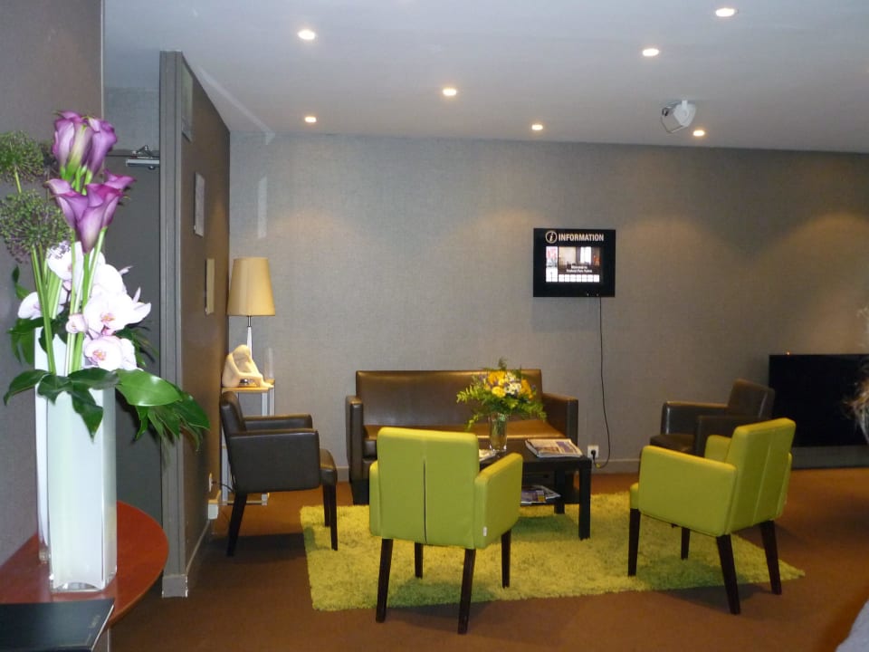 Sitzecke im Eingangsbereich Timhotel Nation