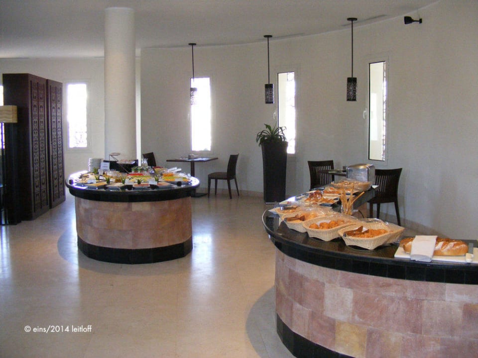 Re.  Brot/Semmelauswahl, li. Wurst,Käse,Salat,Obst Fort Arabesque Resort, Spa & Villas