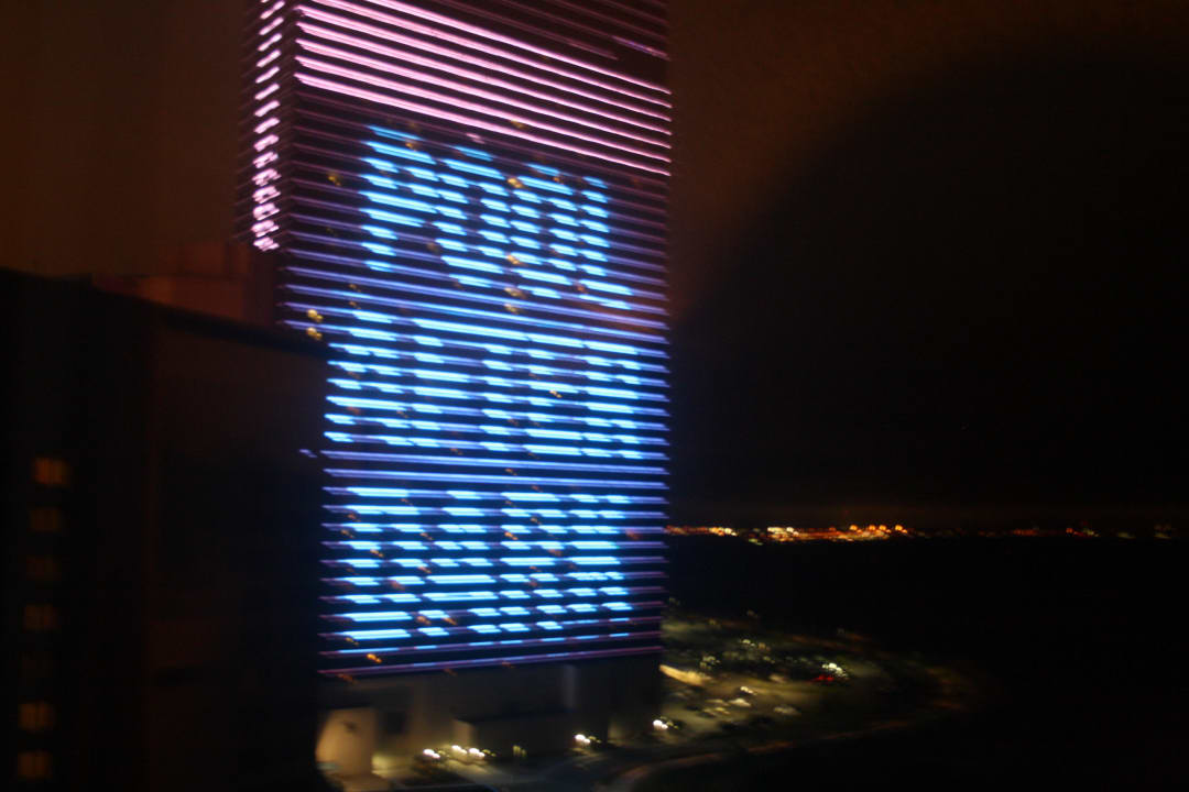 Blick auf den beleuchteten Werbe-Turm des Hotels Hotel Harrah's Resort Atlantic City