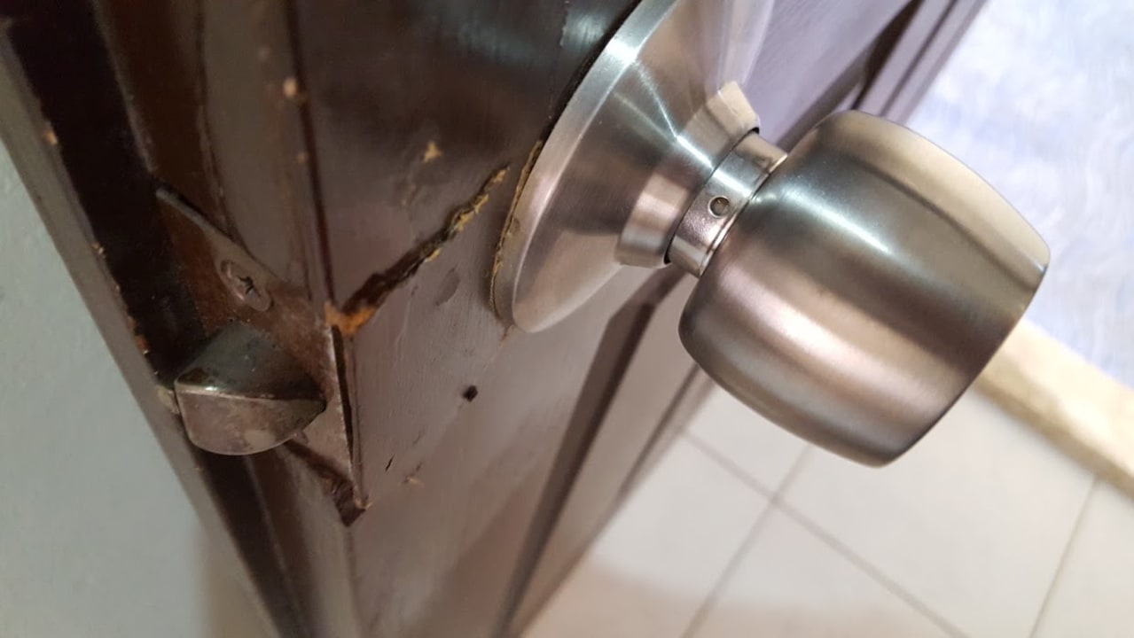 Tür des Zimmers. Bruch im Bereich vom Schloss. Hotel Aslan City Kleopatra