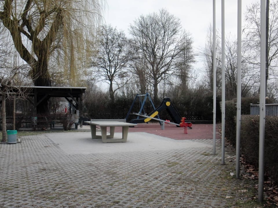 Spielplatz und Tischtennisplatte Kurpfalz-Jugendherberge Speyer