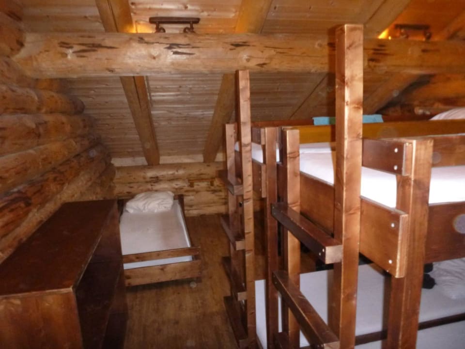 Schlafraum in 6er Blockhütte Tipi Town Europa-Park